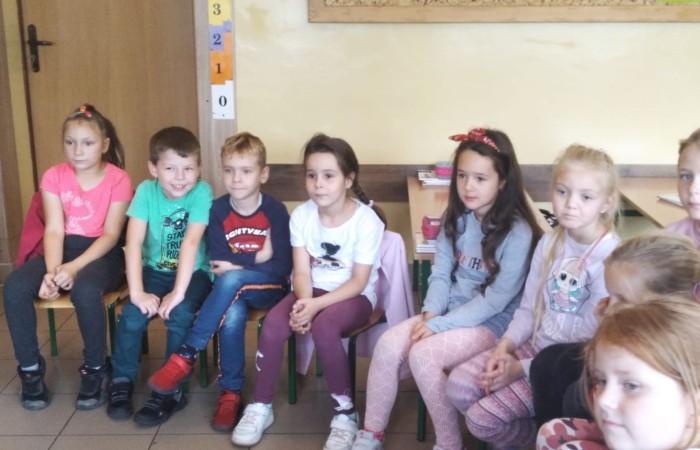 5 października kolejny raz uczniowie naszej szkoły wzięli aktywny udział w Ogólnopolskim Dniu Głośnego Czytania. Celem akcji było propagowanie czytelnictwa.  Wiadomo, nie od dziś, że czytanie na głos dziecku rozwija wyobraźnię, uczy myślenia i wypracowywania wartości moralnych. Pomaga również we wzbogacaniu języka i rozbudza w dziecku ciekawość  otaczającym światem. 
 W tym roku w akcję włączyli się wolontariusze ze Szkolnego Klubu Wolontariatu, którzy przygotowali  dla najmłodszych ciekawe opowiadania. Pierwszy raz w działania charytatywne włączył się również mały wolontariat. Dzieci z klasy trzeciej czytały opowiadania młodszym kolegom z klas pierwszych. Wszyscy z ciekawością wysłuchali przygód Bystrzaków, które  stały się inspiracją do rozmów, prac plastycznych a także zabaw przy muzyce. 