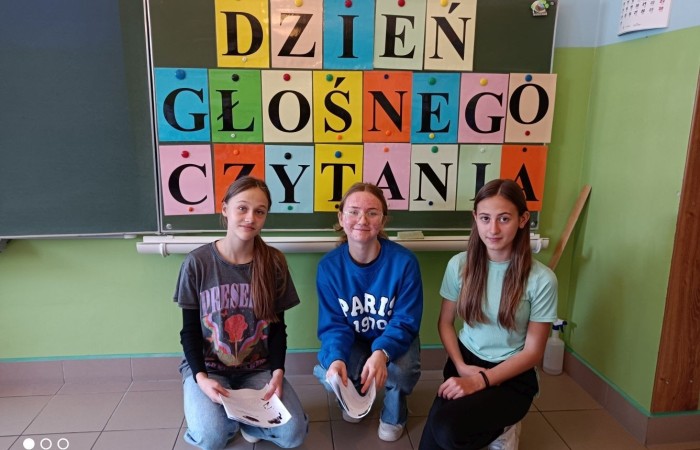 5 października kolejny raz uczniowie naszej szkoły wzięli aktywny udział w Ogólnopolskim Dniu Głośnego Czytania. Celem akcji było propagowanie czytelnictwa.  Wiadomo, nie od dziś, że czytanie na głos dziecku rozwija wyobraźnię, uczy myślenia i wypracowywania wartości moralnych. Pomaga również we wzbogacaniu języka i rozbudza w dziecku ciekawość  otaczającym światem. 
 W tym roku w akcję włączyli się wolontariusze ze Szkolnego Klubu Wolontariatu, którzy przygotowali  dla najmłodszych ciekawe opowiadania. Pierwszy raz w działania charytatywne włączył się również mały wolontariat. Dzieci z klasy trzeciej czytały opowiadania młodszym kolegom z klas pierwszych. Wszyscy z ciekawością wysłuchali przygód Bystrzaków, które  stały się inspiracją do rozmów, prac plastycznych a także zabaw przy muzyce. 