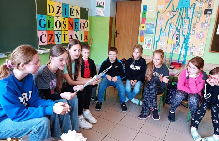 5 października kolejny raz uczniowie naszej szkoły wzięli aktywny udział w Ogólnopolskim Dniu Głośnego Czytania. Celem akcji było propagowanie czytelnictwa.  Wiadomo, nie od dziś, że czytanie na głos dziecku rozwija wyobraźnię, uczy myślenia i wypracowywania wartości moralnych. Pomaga również we wzbogacaniu języka i rozbudza w dziecku ciekawość  otaczającym światem. 
 W tym roku w akcję włączyli się wolontariusze ze Szkolnego Klubu Wolontariatu, którzy przygotowali  dla najmłodszych ciekawe opowiadania. Pierwszy raz w działania charytatywne włączył się również mały wolontariat. Dzieci z klasy trzeciej czytały opowiadania młodszym kolegom z klas pierwszych. Wszyscy z ciekawością wysłuchali przygód Bystrzaków, które  stały się inspiracją do rozmów, prac plastycznych a także zabaw przy muzyce. 