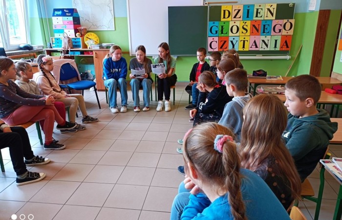 5 października kolejny raz uczniowie naszej szkoły wzięli aktywny udział w Ogólnopolskim Dniu Głośnego Czytania. Celem akcji było propagowanie czytelnictwa.  Wiadomo, nie od dziś, że czytanie na głos dziecku rozwija wyobraźnię, uczy myślenia i wypracowywania wartości moralnych. Pomaga również we wzbogacaniu języka i rozbudza w dziecku ciekawość  otaczającym światem. 
 W tym roku w akcję włączyli się wolontariusze ze Szkolnego Klubu Wolontariatu, którzy przygotowali  dla najmłodszych ciekawe opowiadania. Pierwszy raz w działania charytatywne włączył się również mały wolontariat. Dzieci z klasy trzeciej czytały opowiadania młodszym kolegom z klas pierwszych. Wszyscy z ciekawością wysłuchali przygód Bystrzaków, które  stały się inspiracją do rozmów, prac plastycznych a także zabaw przy muzyce. 