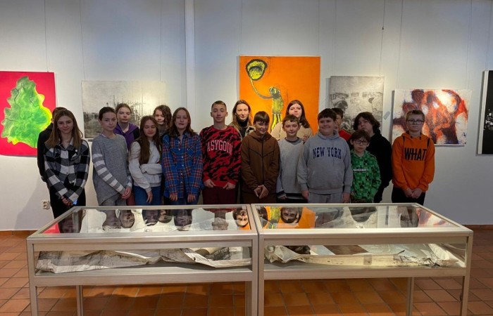 Dnia 19.10.2022 klasa 6a i 6b  zwiedziły Muzeum Archeologiczno-Historyczne w Elblągu, które powstało z siedzibą na terenie Podzamcza dawnego Zamku Krzyżackiego. Najbardziej zaciekawiła uczniów wystawa „Truso-legenda Bałtyku” odkrywając zajęcia dnia codziennego, przedmioty użytkowe oraz gry planszowe dawnej osady Truso. Wystawa „Historia ukryta pod ziemią” była niesamowitą lekcją historii odkopaną pod gruzami miasta. Uczniowie poznali elbląską i holenderską ceramikę zdobioną kobaltem (naczynia, kafle, piece kaflowe), starodruki, archiwalia, plany miasta, militaria z XII-XV w. oraz przykłady mistrzowskiego rzemiosła elbląskiego i pamiątki po dawnych mieszkańcach Żuław. Na zakończenie zwiedzania został zaprezentowany film holograficzny „Historie ponad granicami” ukazanie życia ludzi ziemi elbląskiej na przestrzeni wieków.