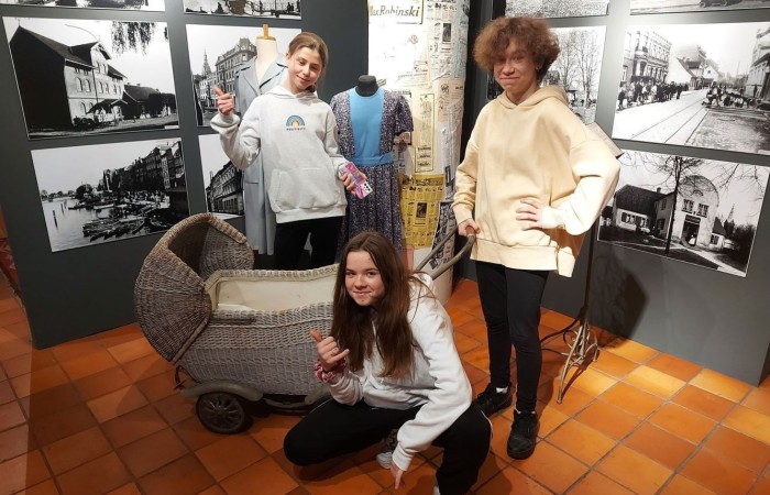 Dnia 19.10.2022 klasa 6a i 6b  zwiedziły Muzeum Archeologiczno-Historyczne w Elblągu, które powstało z siedzibą na terenie Podzamcza dawnego Zamku Krzyżackiego. Najbardziej zaciekawiła uczniów wystawa „Truso-legenda Bałtyku” odkrywając zajęcia dnia codziennego, przedmioty użytkowe oraz gry planszowe dawnej osady Truso. Wystawa „Historia ukryta pod ziemią” była niesamowitą lekcją historii odkopaną pod gruzami miasta. Uczniowie poznali elbląską i holenderską ceramikę zdobioną kobaltem (naczynia, kafle, piece kaflowe), starodruki, archiwalia, plany miasta, militaria z XII-XV w. oraz przykłady mistrzowskiego rzemiosła elbląskiego i pamiątki po dawnych mieszkańcach Żuław. Na zakończenie zwiedzania został zaprezentowany film holograficzny „Historie ponad granicami” ukazanie życia ludzi ziemi elbląskiej na przestrzeni wieków.