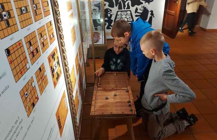 Dnia 19.10.2022 klasa 6a i 6b  zwiedziły Muzeum Archeologiczno-Historyczne w Elblągu, które powstało z siedzibą na terenie Podzamcza dawnego Zamku Krzyżackiego. Najbardziej zaciekawiła uczniów wystawa „Truso-legenda Bałtyku” odkrywając zajęcia dnia codziennego, przedmioty użytkowe oraz gry planszowe dawnej osady Truso. Wystawa „Historia ukryta pod ziemią” była niesamowitą lekcją historii odkopaną pod gruzami miasta. Uczniowie poznali elbląską i holenderską ceramikę zdobioną kobaltem (naczynia, kafle, piece kaflowe), starodruki, archiwalia, plany miasta, militaria z XII-XV w. oraz przykłady mistrzowskiego rzemiosła elbląskiego i pamiątki po dawnych mieszkańcach Żuław. Na zakończenie zwiedzania został zaprezentowany film holograficzny „Historie ponad granicami” ukazanie życia ludzi ziemi elbląskiej na przestrzeni wieków.