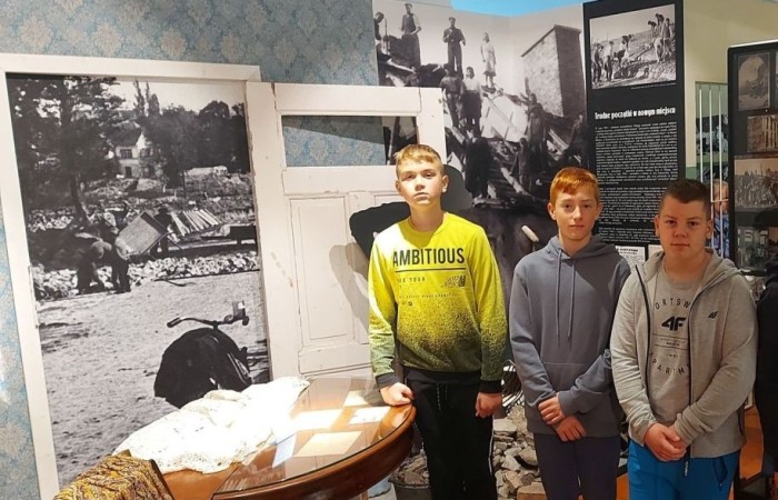 Dnia 19.10.2022 klasa 6a i 6b  zwiedziły Muzeum Archeologiczno-Historyczne w Elblągu, które powstało z siedzibą na terenie Podzamcza dawnego Zamku Krzyżackiego. Najbardziej zaciekawiła uczniów wystawa „Truso-legenda Bałtyku” odkrywając zajęcia dnia codziennego, przedmioty użytkowe oraz gry planszowe dawnej osady Truso. Wystawa „Historia ukryta pod ziemią” była niesamowitą lekcją historii odkopaną pod gruzami miasta. Uczniowie poznali elbląską i holenderską ceramikę zdobioną kobaltem (naczynia, kafle, piece kaflowe), starodruki, archiwalia, plany miasta, militaria z XII-XV w. oraz przykłady mistrzowskiego rzemiosła elbląskiego i pamiątki po dawnych mieszkańcach Żuław. Na zakończenie zwiedzania został zaprezentowany film holograficzny „Historie ponad granicami” ukazanie życia ludzi ziemi elbląskiej na przestrzeni wieków.