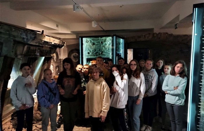Dnia 19.10.2022 klasa 6a i 6b  zwiedziły Muzeum Archeologiczno-Historyczne w Elblągu, które powstało z siedzibą na terenie Podzamcza dawnego Zamku Krzyżackiego. Najbardziej zaciekawiła uczniów wystawa „Truso-legenda Bałtyku” odkrywając zajęcia dnia codziennego, przedmioty użytkowe oraz gry planszowe dawnej osady Truso. Wystawa „Historia ukryta pod ziemią” była niesamowitą lekcją historii odkopaną pod gruzami miasta. Uczniowie poznali elbląską i holenderską ceramikę zdobioną kobaltem (naczynia, kafle, piece kaflowe), starodruki, archiwalia, plany miasta, militaria z XII-XV w. oraz przykłady mistrzowskiego rzemiosła elbląskiego i pamiątki po dawnych mieszkańcach Żuław. Na zakończenie zwiedzania został zaprezentowany film holograficzny „Historie ponad granicami” ukazanie życia ludzi ziemi elbląskiej na przestrzeni wieków.