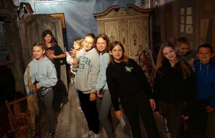 Dnia 19.10.2022 klasa 6a i 6b  zwiedziły Muzeum Archeologiczno-Historyczne w Elblągu, które powstało z siedzibą na terenie Podzamcza dawnego Zamku Krzyżackiego. Najbardziej zaciekawiła uczniów wystawa „Truso-legenda Bałtyku” odkrywając zajęcia dnia codziennego, przedmioty użytkowe oraz gry planszowe dawnej osady Truso. Wystawa „Historia ukryta pod ziemią” była niesamowitą lekcją historii odkopaną pod gruzami miasta. Uczniowie poznali elbląską i holenderską ceramikę zdobioną kobaltem (naczynia, kafle, piece kaflowe), starodruki, archiwalia, plany miasta, militaria z XII-XV w. oraz przykłady mistrzowskiego rzemiosła elbląskiego i pamiątki po dawnych mieszkańcach Żuław. Na zakończenie zwiedzania został zaprezentowany film holograficzny „Historie ponad granicami” ukazanie życia ludzi ziemi elbląskiej na przestrzeni wieków.