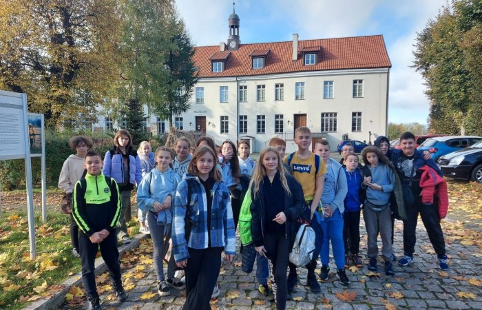 Dnia 19.10.2022 klasa 6a i 6b  zwiedziły Muzeum Archeologiczno-Historyczne w Elblągu, które powstało z siedzibą na terenie Podzamcza dawnego Zamku Krzyżackiego. Najbardziej zaciekawiła uczniów wystawa „Truso-legenda Bałtyku” odkrywając zajęcia dnia codziennego, przedmioty użytkowe oraz gry planszowe dawnej osady Truso. Wystawa „Historia ukryta pod ziemią” była niesamowitą lekcją historii odkopaną pod gruzami miasta. Uczniowie poznali elbląską i holenderską ceramikę zdobioną kobaltem (naczynia, kafle, piece kaflowe), starodruki, archiwalia, plany miasta, militaria z XII-XV w. oraz przykłady mistrzowskiego rzemiosła elbląskiego i pamiątki po dawnych mieszkańcach Żuław. Na zakończenie zwiedzania został zaprezentowany film holograficzny „Historie ponad granicami” ukazanie życia ludzi ziemi elbląskiej na przestrzeni wieków.