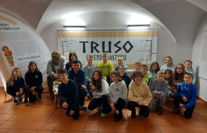 Dnia 19.10.2022 klasa 6a i 6b  zwiedziły Muzeum Archeologiczno-Historyczne w Elblągu, które powstało z siedzibą na terenie Podzamcza dawnego Zamku Krzyżackiego. Najbardziej zaciekawiła uczniów wystawa „Truso-legenda Bałtyku” odkrywając zajęcia dnia codziennego, przedmioty użytkowe oraz gry planszowe dawnej osady Truso. Wystawa „Historia ukryta pod ziemią” była niesamowitą lekcją historii odkopaną pod gruzami miasta. Uczniowie poznali elbląską i holenderską ceramikę zdobioną kobaltem (naczynia, kafle, piece kaflowe), starodruki, archiwalia, plany miasta, militaria z XII-XV w. oraz przykłady mistrzowskiego rzemiosła elbląskiego i pamiątki po dawnych mieszkańcach Żuław. Na zakończenie zwiedzania został zaprezentowany film holograficzny „Historie ponad granicami” ukazanie życia ludzi ziemi elbląskiej na przestrzeni wieków.