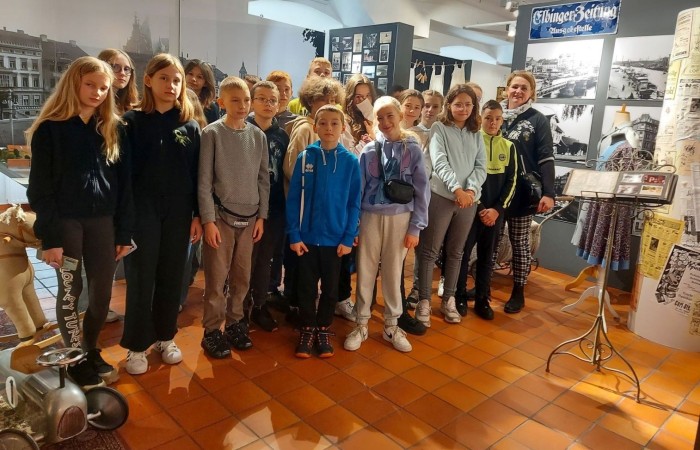 Dnia 19.10.2022 klasa 6a i 6b  zwiedziły Muzeum Archeologiczno-Historyczne w Elblągu, które powstało z siedzibą na terenie Podzamcza dawnego Zamku Krzyżackiego. Najbardziej zaciekawiła uczniów wystawa „Truso-legenda Bałtyku” odkrywając zajęcia dnia codziennego, przedmioty użytkowe oraz gry planszowe dawnej osady Truso. Wystawa „Historia ukryta pod ziemią” była niesamowitą lekcją historii odkopaną pod gruzami miasta. Uczniowie poznali elbląską i holenderską ceramikę zdobioną kobaltem (naczynia, kafle, piece kaflowe), starodruki, archiwalia, plany miasta, militaria z XII-XV w. oraz przykłady mistrzowskiego rzemiosła elbląskiego i pamiątki po dawnych mieszkańcach Żuław. Na zakończenie zwiedzania został zaprezentowany film holograficzny „Historie ponad granicami” ukazanie życia ludzi ziemi elbląskiej na przestrzeni wieków.