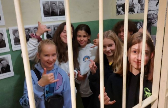 Dnia 19.10.2022 klasa 6a i 6b  zwiedziły Muzeum Archeologiczno-Historyczne w Elblągu, które powstało z siedzibą na terenie Podzamcza dawnego Zamku Krzyżackiego. Najbardziej zaciekawiła uczniów wystawa „Truso-legenda Bałtyku” odkrywając zajęcia dnia codziennego, przedmioty użytkowe oraz gry planszowe dawnej osady Truso. Wystawa „Historia ukryta pod ziemią” była niesamowitą lekcją historii odkopaną pod gruzami miasta. Uczniowie poznali elbląską i holenderską ceramikę zdobioną kobaltem (naczynia, kafle, piece kaflowe), starodruki, archiwalia, plany miasta, militaria z XII-XV w. oraz przykłady mistrzowskiego rzemiosła elbląskiego i pamiątki po dawnych mieszkańcach Żuław. Na zakończenie zwiedzania został zaprezentowany film holograficzny „Historie ponad granicami” ukazanie życia ludzi ziemi elbląskiej na przestrzeni wieków.