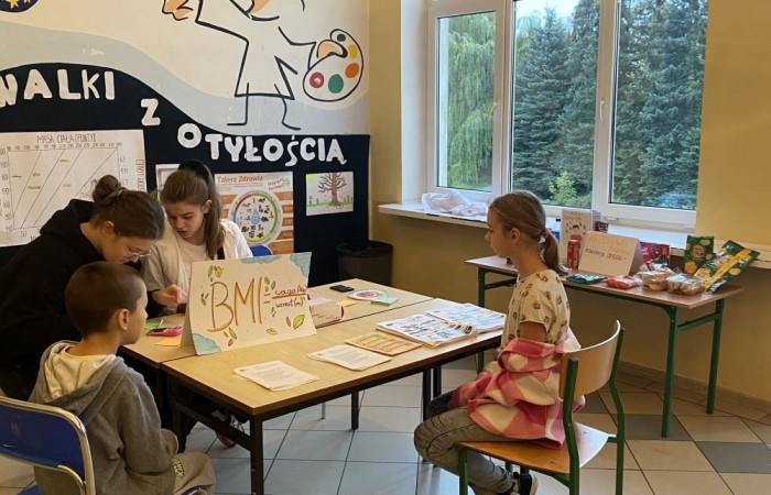 W związku z przypadającym w dniu 24 października Dniem Walki z Otyłością w
naszej szkole odbyła się akcja profilaktyczna promująca zdrowy styl życia.
Miała ona na celu:
- mobilizowanie uczniów do działań wspomagających zdrowy styl życia,
- uświadomienie uczniom chorób związanych z nieprzestrzeganiem prawidłowej diety
i skutkach z tym związanych,
- nabycie umiejętności obliczania przez uczniów BMI celem poprawy stanu zdrowia,
- uświadomienie zagrożeń wynikających z chorób układu krążenia, pokarmowego i chorób
cywilizacyjnych wskutek niewłaściwej diety,
- pomocy w przygotowaniu diety dla dzieci wspomagającej naukę w szkole i poprawiającej efekty
w uczeniu się,
- nabycie umiejętności myślenia przez uczniów w kategoriach prozdrowotnych.
Uczniowie koła biologicznego mierzyli i ważyli zainteresowanych uczniów.
Obliczali wspólnie z nimi – BMI, informując ich o odchyleniach od normy.
Dokonywali pomiaru ciśnienia krwi, celem sprawdzenia jego prawidłowości.
Przedstawiali produkty żywnościowe zagrażające zdrowiu i powodujące otyłość.
Rozdawali uczniom przepisy zapobiegające otyłości oraz ulotki z zasadami zdrowego odżywiania
