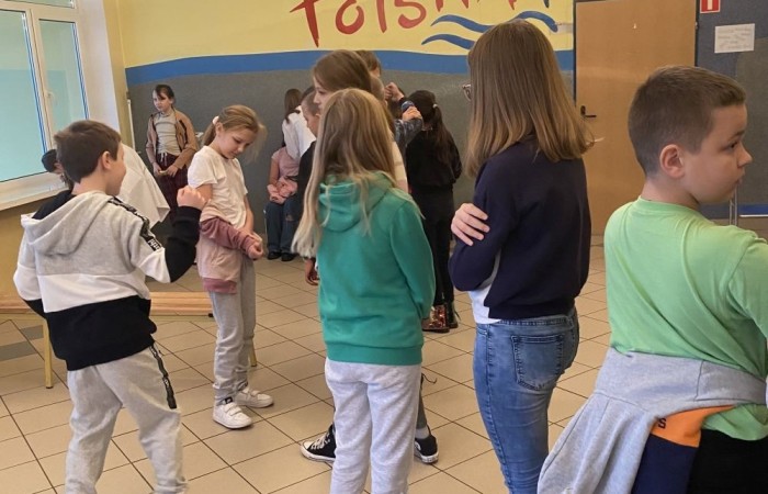 W związku z przypadającym w dniu 24 października Dniem Walki z Otyłością w
naszej szkole odbyła się akcja profilaktyczna promująca zdrowy styl życia.
Miała ona na celu:
- mobilizowanie uczniów do działań wspomagających zdrowy styl życia,
- uświadomienie uczniom chorób związanych z nieprzestrzeganiem prawidłowej diety
i skutkach z tym związanych,
- nabycie umiejętności obliczania przez uczniów BMI celem poprawy stanu zdrowia,
- uświadomienie zagrożeń wynikających z chorób układu krążenia, pokarmowego i chorób
cywilizacyjnych wskutek niewłaściwej diety,
- pomocy w przygotowaniu diety dla dzieci wspomagającej naukę w szkole i poprawiającej efekty
w uczeniu się,
- nabycie umiejętności myślenia przez uczniów w kategoriach prozdrowotnych.
Uczniowie koła biologicznego mierzyli i ważyli zainteresowanych uczniów.
Obliczali wspólnie z nimi – BMI, informując ich o odchyleniach od normy.
Dokonywali pomiaru ciśnienia krwi, celem sprawdzenia jego prawidłowości.
Przedstawiali produkty żywnościowe zagrażające zdrowiu i powodujące otyłość.
Rozdawali uczniom przepisy zapobiegające otyłości oraz ulotki z zasadami zdrowego odżywiania