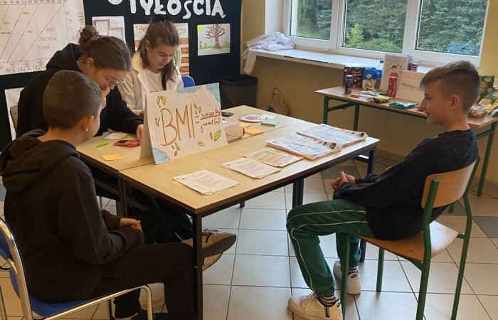 W związku z przypadającym w dniu 24 października Dniem Walki z Otyłością w
naszej szkole odbyła się akcja profilaktyczna promująca zdrowy styl życia.
Miała ona na celu:
- mobilizowanie uczniów do działań wspomagających zdrowy styl życia,
- uświadomienie uczniom chorób związanych z nieprzestrzeganiem prawidłowej diety
i skutkach z tym związanych,
- nabycie umiejętności obliczania przez uczniów BMI celem poprawy stanu zdrowia,
- uświadomienie zagrożeń wynikających z chorób układu krążenia, pokarmowego i chorób
cywilizacyjnych wskutek niewłaściwej diety,
- pomocy w przygotowaniu diety dla dzieci wspomagającej naukę w szkole i poprawiającej efekty
w uczeniu się,
- nabycie umiejętności myślenia przez uczniów w kategoriach prozdrowotnych.
Uczniowie koła biologicznego mierzyli i ważyli zainteresowanych uczniów.
Obliczali wspólnie z nimi – BMI, informując ich o odchyleniach od normy.
Dokonywali pomiaru ciśnienia krwi, celem sprawdzenia jego prawidłowości.
Przedstawiali produkty żywnościowe zagrażające zdrowiu i powodujące otyłość.
Rozdawali uczniom przepisy zapobiegające otyłości oraz ulotki z zasadami zdrowego odżywiania