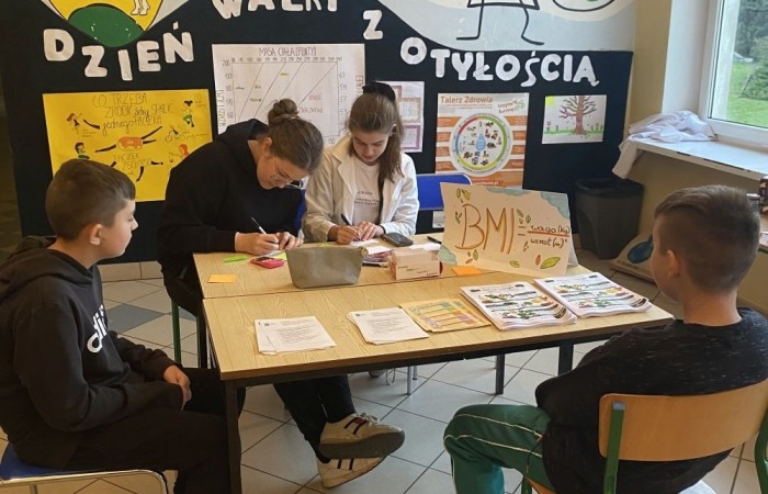 W związku z przypadającym w dniu 24 października Dniem Walki z Otyłością w
naszej szkole odbyła się akcja profilaktyczna promująca zdrowy styl życia.
Miała ona na celu:
- mobilizowanie uczniów do działań wspomagających zdrowy styl życia,
- uświadomienie uczniom chorób związanych z nieprzestrzeganiem prawidłowej diety
i skutkach z tym związanych,
- nabycie umiejętności obliczania przez uczniów BMI celem poprawy stanu zdrowia,
- uświadomienie zagrożeń wynikających z chorób układu krążenia, pokarmowego i chorób
cywilizacyjnych wskutek niewłaściwej diety,
- pomocy w przygotowaniu diety dla dzieci wspomagającej naukę w szkole i poprawiającej efekty
w uczeniu się,
- nabycie umiejętności myślenia przez uczniów w kategoriach prozdrowotnych.
Uczniowie koła biologicznego mierzyli i ważyli zainteresowanych uczniów.
Obliczali wspólnie z nimi – BMI, informując ich o odchyleniach od normy.
Dokonywali pomiaru ciśnienia krwi, celem sprawdzenia jego prawidłowości.
Przedstawiali produkty żywnościowe zagrażające zdrowiu i powodujące otyłość.
Rozdawali uczniom przepisy zapobiegające otyłości oraz ulotki z zasadami zdrowego odżywiania
