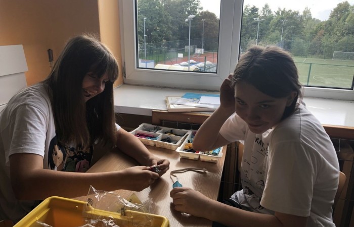 Dzięki sprzętowi zakupionemu w ramach programu  „Laboratoria Przyszłości” uczniowie klas 4-8 systematycznie uczestniczą w zajęciach robotyki. 21 września odbyło się pierwsze spotkanie organizacyjne podczas, którego uczniowie zapoznawali się z zestawem Lego Spike Prime. Podczas spotkania panowała miła i bardzo przyjazna atmosfera. Czekamy na kolejne spotkania. 