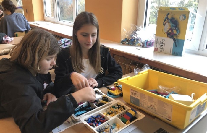 Odbyły się kolejne zajęcia z budowania i programowania robotów. Uczniowie budowali różne modele: rower z rowerzystą, tancerz, ramię robota. Po skończonej konstrukcji czas na programowanie. Konstruowanie robotów  sprawiło dzieciom wiele frajdy – tak wiele, że chciały budować kolejne modele. Trzeba przyznać, że koncentracja była na najwyższym poziomie.