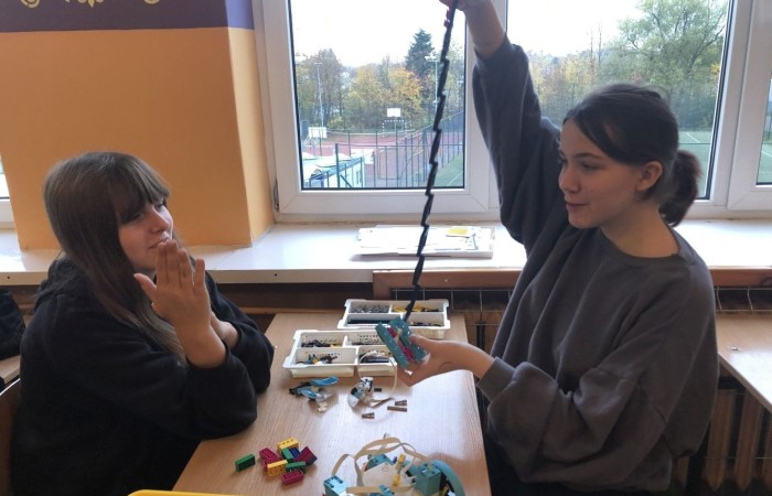 Odbyły się kolejne zajęcia z budowania i programowania robotów. Uczniowie budowali różne modele: rower z rowerzystą, tancerz, ramię robota. Po skończonej konstrukcji czas na programowanie. Konstruowanie robotów  sprawiło dzieciom wiele frajdy – tak wiele, że chciały budować kolejne modele. Trzeba przyznać, że koncentracja była na najwyższym poziomie.