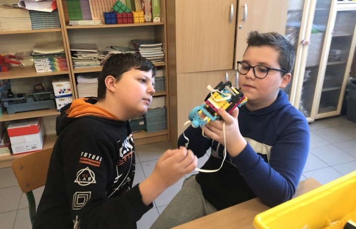 Odbyły się kolejne zajęcia z budowania i programowania robotów. Uczniowie budowali różne modele: rower z rowerzystą, tancerz, ramię robota. Po skończonej konstrukcji czas na programowanie. Konstruowanie robotów  sprawiło dzieciom wiele frajdy – tak wiele, że chciały budować kolejne modele. Trzeba przyznać, że koncentracja była na najwyższym poziomie.