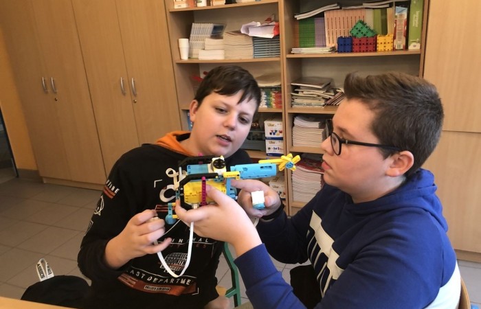 Odbyły się kolejne zajęcia z budowania i programowania robotów. Uczniowie budowali różne modele: rower z rowerzystą, tancerz, ramię robota. Po skończonej konstrukcji czas na programowanie. Konstruowanie robotów  sprawiło dzieciom wiele frajdy – tak wiele, że chciały budować kolejne modele. Trzeba przyznać, że koncentracja była na najwyższym poziomie.