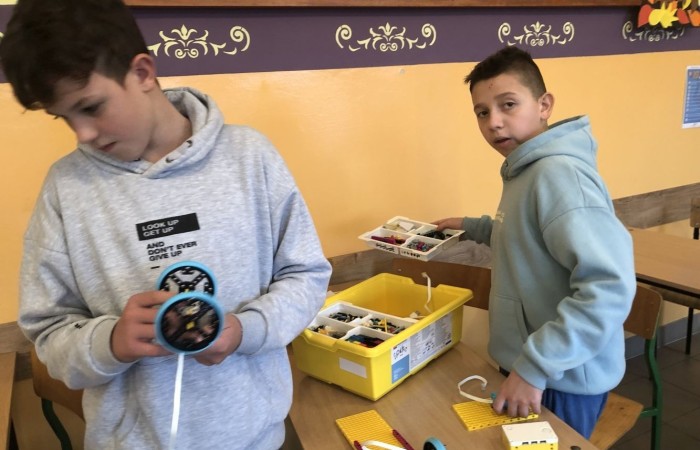 Odbyły się kolejne zajęcia z budowania i programowania robotów. Uczniowie budowali różne modele: rower z rowerzystą, tancerz, ramię robota. Po skończonej konstrukcji czas na programowanie. Konstruowanie robotów  sprawiło dzieciom wiele frajdy – tak wiele, że chciały budować kolejne modele. Trzeba przyznać, że koncentracja była na najwyższym poziomie.