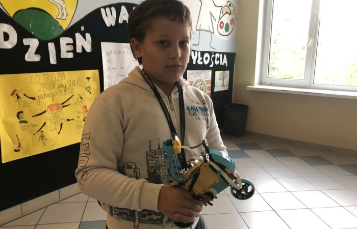Odbyły się kolejne zajęcia z budowania i programowania robotów. Uczniowie budowali różne modele: rower z rowerzystą, tancerz, ramię robota. Po skończonej konstrukcji czas na programowanie. Konstruowanie robotów  sprawiło dzieciom wiele frajdy – tak wiele, że chciały budować kolejne modele. Trzeba przyznać, że koncentracja była na najwyższym poziomie.