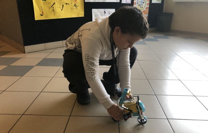 Odbyły się kolejne zajęcia z budowania i programowania robotów. Uczniowie budowali różne modele: rower z rowerzystą, tancerz, ramię robota. Po skończonej konstrukcji czas na programowanie. Konstruowanie robotów  sprawiło dzieciom wiele frajdy – tak wiele, że chciały budować kolejne modele. Trzeba przyznać, że koncentracja była na najwyższym poziomie.