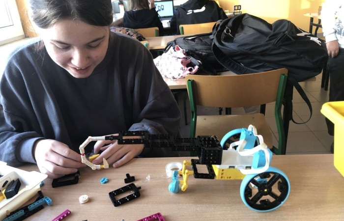 Odbyły się kolejne zajęcia z budowania i programowania robotów. Uczniowie budowali różne modele: rower z rowerzystą, tancerz, ramię robota. Po skończonej konstrukcji czas na programowanie. Konstruowanie robotów  sprawiło dzieciom wiele frajdy – tak wiele, że chciały budować kolejne modele. Trzeba przyznać, że koncentracja była na najwyższym poziomie.