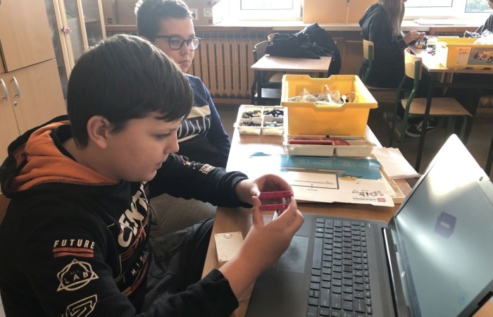 Odbyły się kolejne zajęcia z budowania i programowania robotów. Uczniowie budowali różne modele: rower z rowerzystą, tancerz, ramię robota. Po skończonej konstrukcji czas na programowanie. Konstruowanie robotów  sprawiło dzieciom wiele frajdy – tak wiele, że chciały budować kolejne modele. Trzeba przyznać, że koncentracja była na najwyższym poziomie.