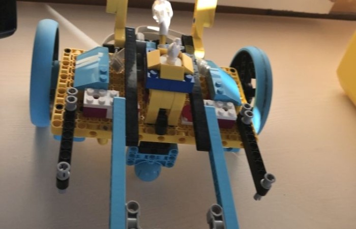 Odbyły się kolejne zajęcia z budowania i programowania robotów. Uczniowie budowali różne modele: rower z rowerzystą, tancerz, ramię robota. Po skończonej konstrukcji czas na programowanie. Konstruowanie robotów  sprawiło dzieciom wiele frajdy – tak wiele, że chciały budować kolejne modele. Trzeba przyznać, że koncentracja była na najwyższym poziomie.