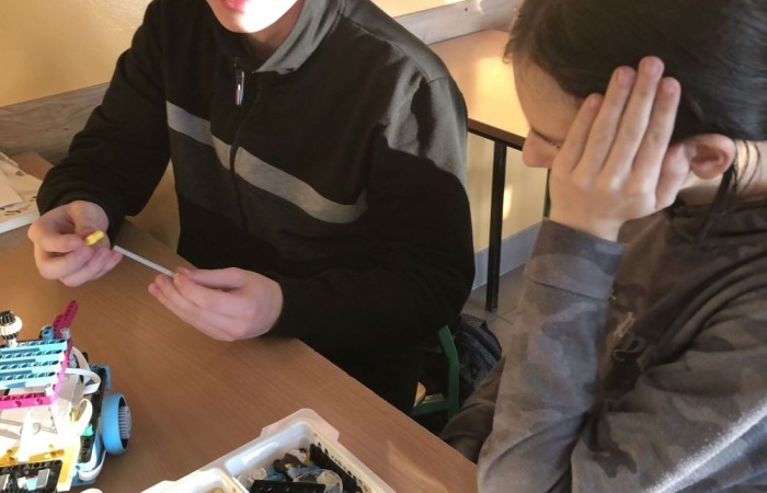 Odbyły się kolejne zajęcia z budowania i programowania robotów. Uczniowie budowali różne modele: rower z rowerzystą, tancerz, ramię robota. Po skończonej konstrukcji czas na programowanie. Konstruowanie robotów  sprawiło dzieciom wiele frajdy – tak wiele, że chciały budować kolejne modele. Trzeba przyznać, że koncentracja była na najwyższym poziomie.