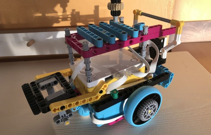 Odbyły się kolejne zajęcia z budowania i programowania robotów. Uczniowie budowali różne modele: rower z rowerzystą, tancerz, ramię robota. Po skończonej konstrukcji czas na programowanie. Konstruowanie robotów  sprawiło dzieciom wiele frajdy – tak wiele, że chciały budować kolejne modele. Trzeba przyznać, że koncentracja była na najwyższym poziomie.