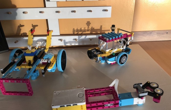 Odbyły się kolejne zajęcia z budowania i programowania robotów. Uczniowie budowali różne modele: rower z rowerzystą, tancerz, ramię robota. Po skończonej konstrukcji czas na programowanie. Konstruowanie robotów  sprawiło dzieciom wiele frajdy – tak wiele, że chciały budować kolejne modele. Trzeba przyznać, że koncentracja była na najwyższym poziomie.