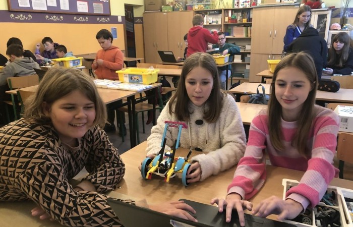 Kolejne owocne i bardzo pracowite spotkanie robotyczne za nami. Podczas zajęć gościliśmy trzech ochotników - uczniów, którzy chcieliby dołączyć do grupy młodych inżynierów. Zostali bardzo ciepło przyjęci przez grupę, zaproszeni do wspólnej pracy wpółtworzyli kolejne modele. A czy im się spodobało konstruowanie z klocków Lego Spike Prime? Czy fascynuje ich robotyka? Okaże się już za tydzień. Do zobaczenia w środę.