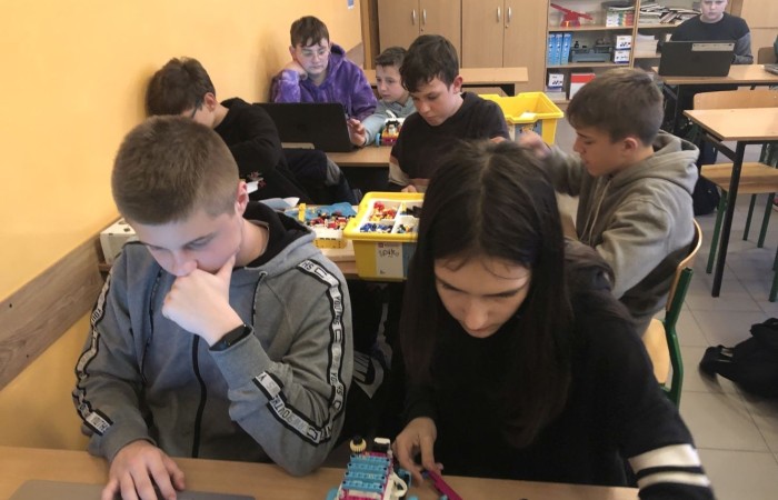 Kolejne owocne i bardzo pracowite spotkanie robotyczne za nami. Podczas zajęć gościliśmy trzech ochotników - uczniów, którzy chcieliby dołączyć do grupy młodych inżynierów. Zostali bardzo ciepło przyjęci przez grupę, zaproszeni do wspólnej pracy wpółtworzyli kolejne modele. A czy im się spodobało konstruowanie z klocków Lego Spike Prime? Czy fascynuje ich robotyka? Okaże się już za tydzień. Do zobaczenia w środę.