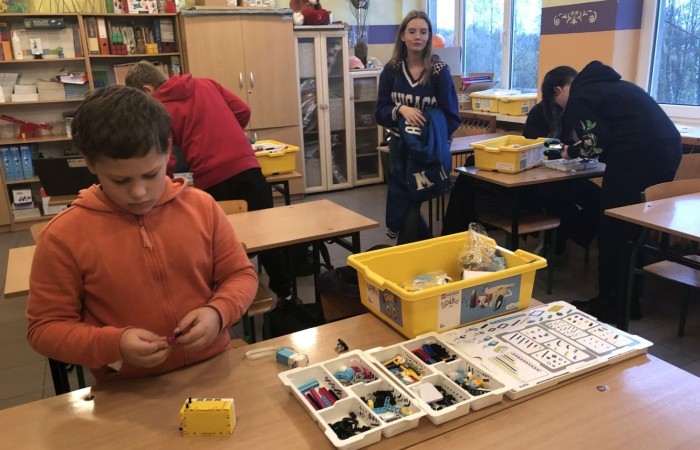 Kolejne owocne i bardzo pracowite spotkanie robotyczne za nami. Podczas zajęć gościliśmy trzech ochotników - uczniów, którzy chcieliby dołączyć do grupy młodych inżynierów. Zostali bardzo ciepło przyjęci przez grupę, zaproszeni do wspólnej pracy wpółtworzyli kolejne modele. A czy im się spodobało konstruowanie z klocków Lego Spike Prime? Czy fascynuje ich robotyka? Okaże się już za tydzień. Do zobaczenia w środę.