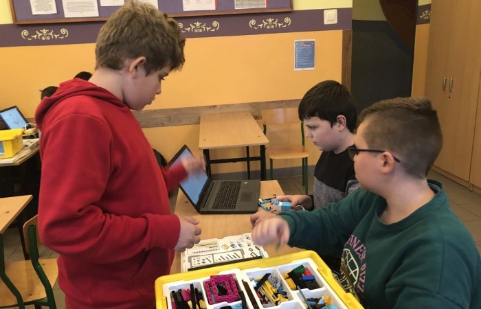 Kolejne owocne i bardzo pracowite spotkanie robotyczne za nami. Podczas zajęć gościliśmy trzech ochotników - uczniów, którzy chcieliby dołączyć do grupy młodych inżynierów. Zostali bardzo ciepło przyjęci przez grupę, zaproszeni do wspólnej pracy wpółtworzyli kolejne modele. A czy im się spodobało konstruowanie z klocków Lego Spike Prime? Czy fascynuje ich robotyka? Okaże się już za tydzień. Do zobaczenia w środę.