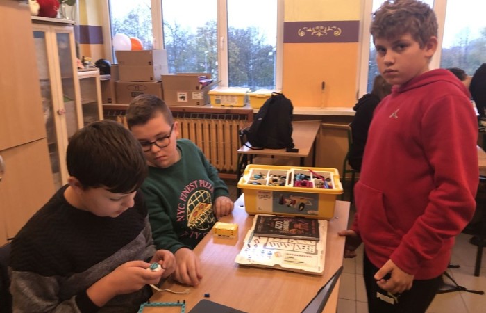 Kolejne owocne i bardzo pracowite spotkanie robotyczne za nami. Podczas zajęć gościliśmy trzech ochotników - uczniów, którzy chcieliby dołączyć do grupy młodych inżynierów. Zostali bardzo ciepło przyjęci przez grupę, zaproszeni do wspólnej pracy wpółtworzyli kolejne modele. A czy im się spodobało konstruowanie z klocków Lego Spike Prime? Czy fascynuje ich robotyka? Okaże się już za tydzień. Do zobaczenia w środę.