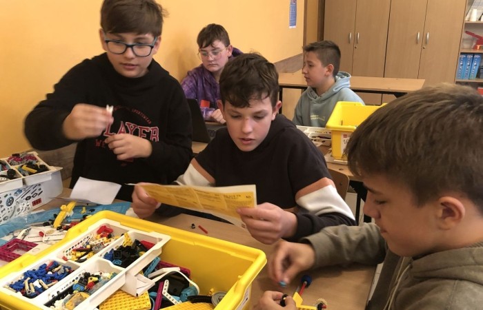 Kolejne owocne i bardzo pracowite spotkanie robotyczne za nami. Podczas zajęć gościliśmy trzech ochotników - uczniów, którzy chcieliby dołączyć do grupy młodych inżynierów. Zostali bardzo ciepło przyjęci przez grupę, zaproszeni do wspólnej pracy wpółtworzyli kolejne modele. A czy im się spodobało konstruowanie z klocków Lego Spike Prime? Czy fascynuje ich robotyka? Okaże się już za tydzień. Do zobaczenia w środę.