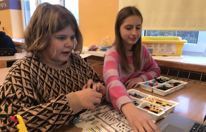 Kolejne owocne i bardzo pracowite spotkanie robotyczne za nami. Podczas zajęć gościliśmy trzech ochotników - uczniów, którzy chcieliby dołączyć do grupy młodych inżynierów. Zostali bardzo ciepło przyjęci przez grupę, zaproszeni do wspólnej pracy wpółtworzyli kolejne modele. A czy im się spodobało konstruowanie z klocków Lego Spike Prime? Czy fascynuje ich robotyka? Okaże się już za tydzień. Do zobaczenia w środę.