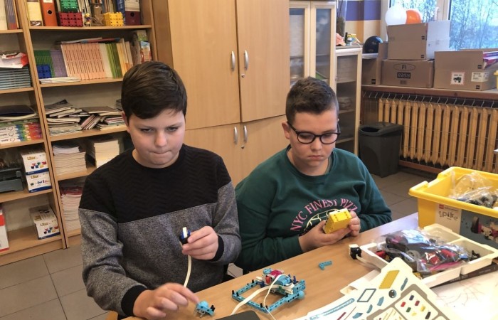 Kolejne owocne i bardzo pracowite spotkanie robotyczne za nami. Podczas zajęć gościliśmy trzech ochotników - uczniów, którzy chcieliby dołączyć do grupy młodych inżynierów. Zostali bardzo ciepło przyjęci przez grupę, zaproszeni do wspólnej pracy wpółtworzyli kolejne modele. A czy im się spodobało konstruowanie z klocków Lego Spike Prime? Czy fascynuje ich robotyka? Okaże się już za tydzień. Do zobaczenia w środę.