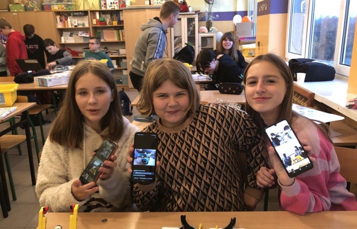 Kolejne owocne i bardzo pracowite spotkanie robotyczne za nami. Podczas zajęć gościliśmy trzech ochotników - uczniów, którzy chcieliby dołączyć do grupy młodych inżynierów. Zostali bardzo ciepło przyjęci przez grupę, zaproszeni do wspólnej pracy wpółtworzyli kolejne modele. A czy im się spodobało konstruowanie z klocków Lego Spike Prime? Czy fascynuje ich robotyka? Okaże się już za tydzień. Do zobaczenia w środę.