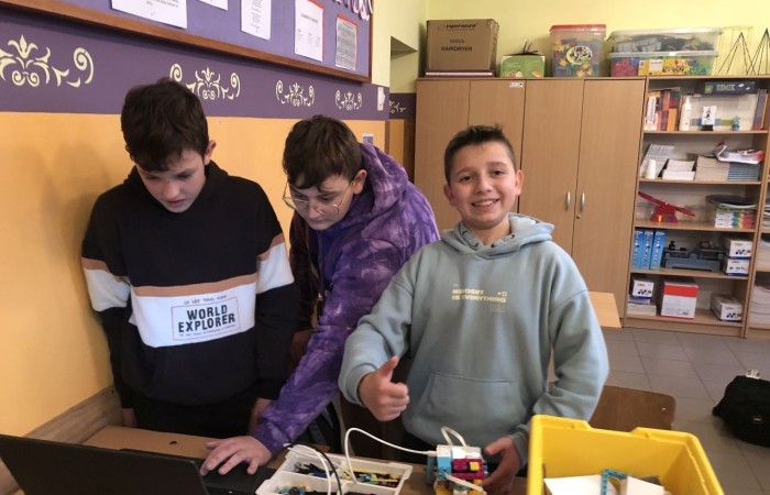 Kolejne owocne i bardzo pracowite spotkanie robotyczne za nami. Podczas zajęć gościliśmy trzech ochotników - uczniów, którzy chcieliby dołączyć do grupy młodych inżynierów. Zostali bardzo ciepło przyjęci przez grupę, zaproszeni do wspólnej pracy wpółtworzyli kolejne modele. A czy im się spodobało konstruowanie z klocków Lego Spike Prime? Czy fascynuje ich robotyka? Okaże się już za tydzień. Do zobaczenia w środę.