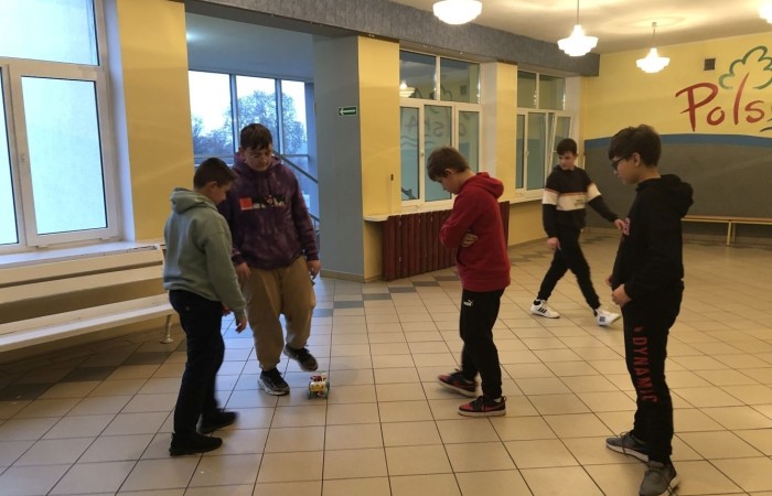 Kolejne owocne i bardzo pracowite spotkanie robotyczne za nami. Podczas zajęć gościliśmy trzech ochotników - uczniów, którzy chcieliby dołączyć do grupy młodych inżynierów. Zostali bardzo ciepło przyjęci przez grupę, zaproszeni do wspólnej pracy wpółtworzyli kolejne modele. A czy im się spodobało konstruowanie z klocków Lego Spike Prime? Czy fascynuje ich robotyka? Okaże się już za tydzień. Do zobaczenia w środę.