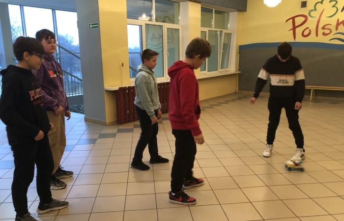 Kolejne owocne i bardzo pracowite spotkanie robotyczne za nami. Podczas zajęć gościliśmy trzech ochotników - uczniów, którzy chcieliby dołączyć do grupy młodych inżynierów. Zostali bardzo ciepło przyjęci przez grupę, zaproszeni do wspólnej pracy wpółtworzyli kolejne modele. A czy im się spodobało konstruowanie z klocków Lego Spike Prime? Czy fascynuje ich robotyka? Okaże się już za tydzień. Do zobaczenia w środę.