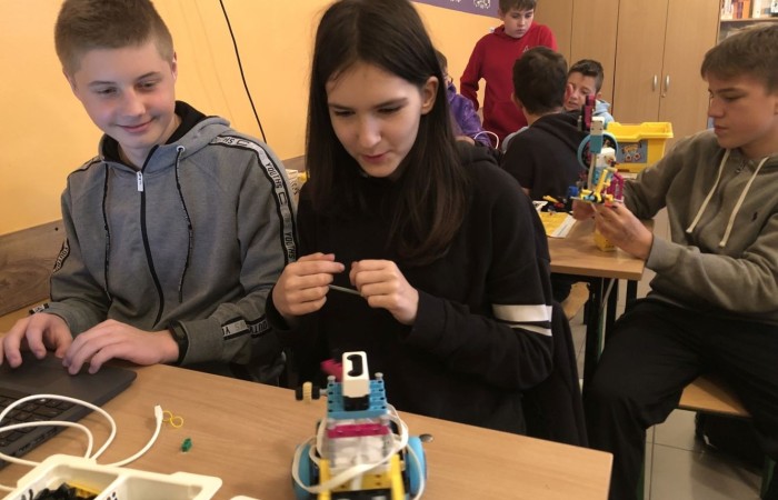 Kolejne owocne i bardzo pracowite spotkanie robotyczne za nami. Podczas zajęć gościliśmy trzech ochotników - uczniów, którzy chcieliby dołączyć do grupy młodych inżynierów. Zostali bardzo ciepło przyjęci przez grupę, zaproszeni do wspólnej pracy wpółtworzyli kolejne modele. A czy im się spodobało konstruowanie z klocków Lego Spike Prime? Czy fascynuje ich robotyka? Okaże się już za tydzień. Do zobaczenia w środę.