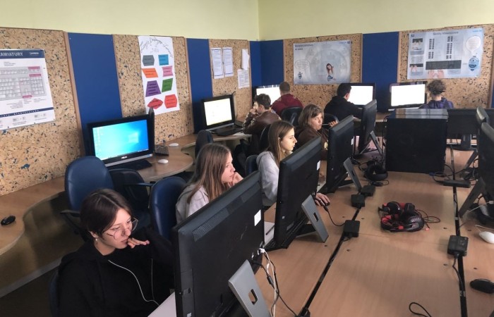 W dniach 8-10 listopada uczniowie klas 3-8 naszej szkoły uczestniczyli w Międzynarodowym Konkursie Informatycznym 