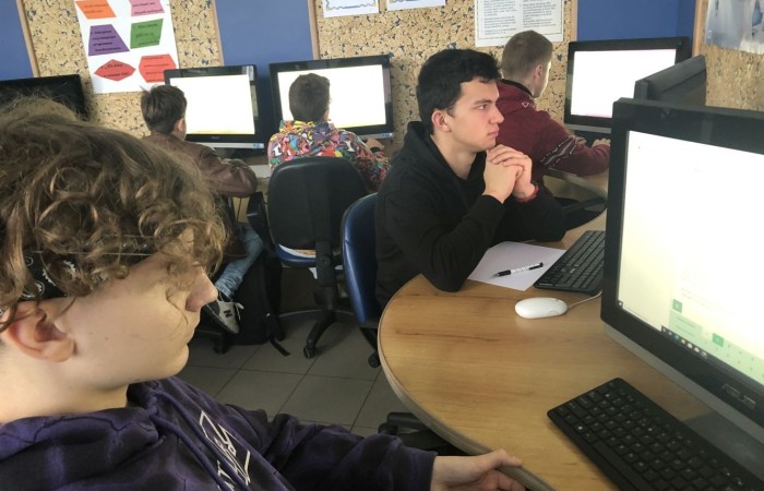 W dniach 8-10 listopada uczniowie klas 3-8 naszej szkoły uczestniczyli w Międzynarodowym Konkursie Informatycznym 