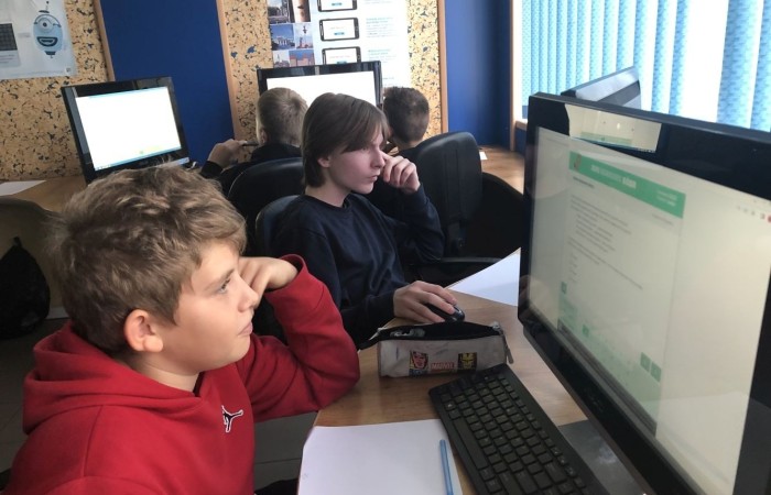 W dniach 8-10 listopada uczniowie klas 3-8 naszej szkoły uczestniczyli w Międzynarodowym Konkursie Informatycznym 