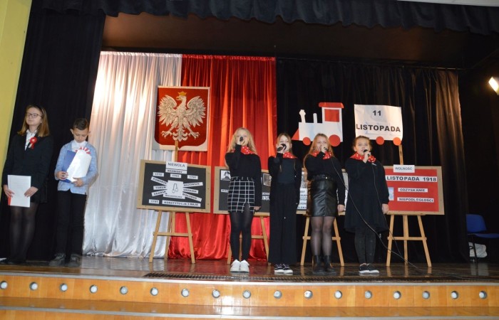 10 listopada w naszej szkole odbył się apel z okazji Święta Niepodległości. Program artystyczny został przygotowany przez uczniów klasy IV a pod kierunkiem p. Anny Cieśli. Występ uświetniony został przez szkolny zespół wokalny „Forte” prowadzony przez panią Iwonę Matukiewicz. Scenariusz montażu słowno-muzycznego obejmował treści historyczne, pieśni i wiersze. W bardzo ciekawy i obrazowy sposób przedstawiono losy naszej Ojczyzny począwszy od zaborów a skończywszy na roku 1918. Uwagę przyciągała dekoracja przedstawiająca poszczególne dzieje Polski. Po występie uczniów głos zabrała pani Dyrektor Agnieszka Cieklińska, która mówiła o symbolice Święta Niepodległości. Młodzież szkolna z zainteresowaniem i w skupieniu z zainteresowaniem obejrzała i wysłuchała tej szczególnej lekcji historii. W tym dniu również w trakcie akademii nasza szkoła uczestniczyła w akcji „Szkoła do Hymnu”. O godzinie 11:11 w auli i w klasach uczniowie odśpiewali hymn.