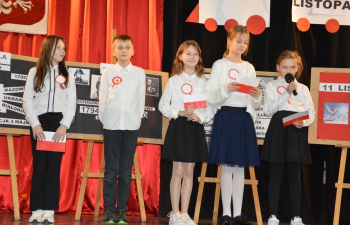 10 listopada w naszej szkole odbył się apel z okazji Święta Niepodległości. Program artystyczny został przygotowany przez uczniów klasy IV a pod kierunkiem p. Anny Cieśli. Występ uświetniony został przez szkolny zespół wokalny „Forte” prowadzony przez panią Iwonę Matukiewicz. Scenariusz montażu słowno-muzycznego obejmował treści historyczne, pieśni i wiersze. W bardzo ciekawy i obrazowy sposób przedstawiono losy naszej Ojczyzny począwszy od zaborów a skończywszy na roku 1918. Uwagę przyciągała dekoracja przedstawiająca poszczególne dzieje Polski. Po występie uczniów głos zabrała pani Dyrektor Agnieszka Cieklińska, która mówiła o symbolice Święta Niepodległości. Młodzież szkolna z zainteresowaniem i w skupieniu z zainteresowaniem obejrzała i wysłuchała tej szczególnej lekcji historii. W tym dniu również w trakcie akademii nasza szkoła uczestniczyła w akcji „Szkoła do Hymnu”. O godzinie 11:11 w auli i w klasach uczniowie odśpiewali hymn.